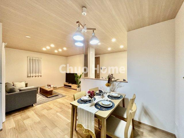 江戸川区一之江6丁目新築分譲住宅のキッチン|視界に広がりを生むオープンなキッチン。料理や片付けをしながら、家族との会話を楽しんだり、リビングで遊ぶ子どもを見守れます。ご見学時には家具の配置などもイメージしながらぜひご覧になって見て下さい。