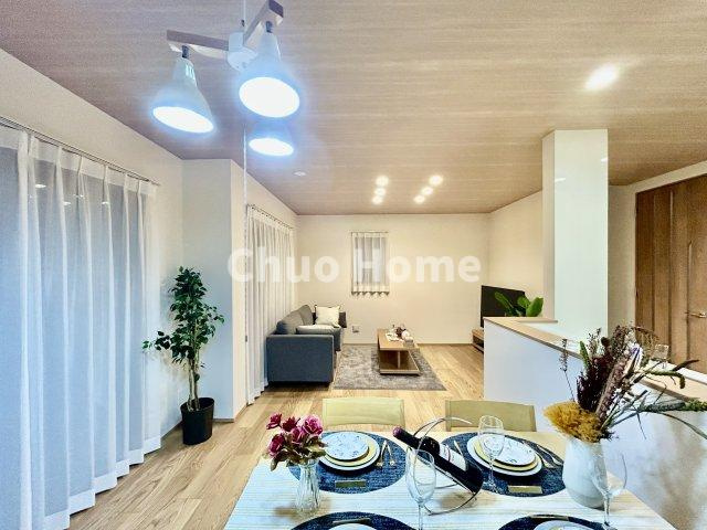 江戸川区一之江6丁目新築分譲住宅のダイニング|【ダイニング】忙しい朝でも、しっかり家族が揃って食事をして頂けるゆとりある大きさのダイニングスペース。奥様が作る手料理をカウンター越しに受けとって頂き、テーブルで囲む素敵な時間を存分に愉しんで下さい。