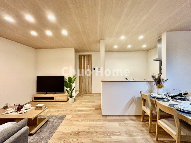 江戸川区一之江6丁目新築分譲住宅の居間・リビング|【リビングダイニング】一日の中で多くの時間を過すことになるリビングダイニングだからこそ、いつも穏やかな空間であることが必然。爽やかな通風と採光を存分に感じる事が出来る空間です。