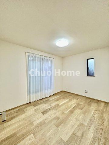 江戸川区一之江6丁目新築分譲住宅の寝室|【寝室】心と体をゆったりと安らげる主寝室。寝室のゆとりが大きい分だけ、暮らしの安らぎは深まります。一日の疲れを癒すだけでなく、ご夫婦の親密な語らいを紡ぎ出します