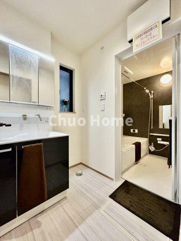 江戸川区一之江6丁目新築分譲住宅のランドリースペース|【ランドリースペース】担当者がスケールを持ち歩いておりますので、ご見学時には現在お使いの洗濯機などがきちんと収まるかなどもチェックして下さい。見学前に測っておくと非常に便利だと思います。