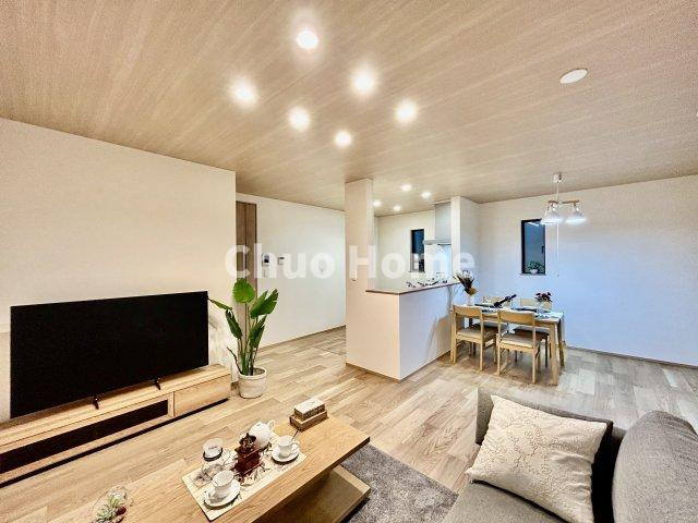 江戸川区一之江6丁目新築分譲住宅の居間・リビング|【居間・リビング】「ＬＤＫは家族団らんをデザイン」広いＬＤＫでは家族が集まり一緒の時間を過ごせる工夫がされております。何気ない一日の当たり前のひとコマがいつか一生の宝物になります