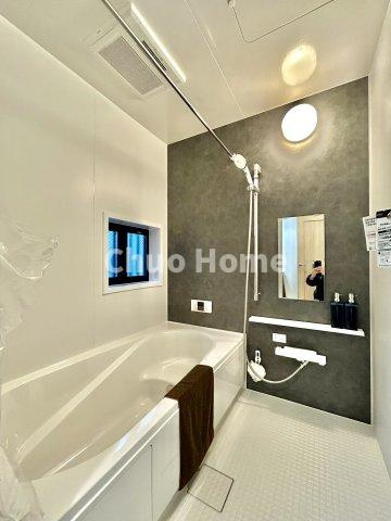 江戸川区一之江6丁目新築分譲住宅の浴室|【バスルーム】暖房換気乾燥機付きシステムバスルーム。暖房・冷風・換気・乾燥など、毎日を快適に過ごせるうれしい機能が揃っています。雨の日の洗濯物も安心です。