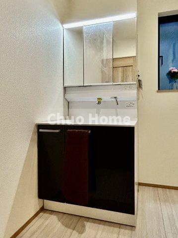 江戸川区一之江6丁目新築分譲住宅の独立洗面台|【洗面化粧台】洗面化粧台には三面鏡を採用。身だしなみを整えやすい事はもちろんですが、鏡の後ろに収納スペースを設ける事により、散らかりやすい洗面スペースをすっきりさせる事が出来るのも嬉しいですね
