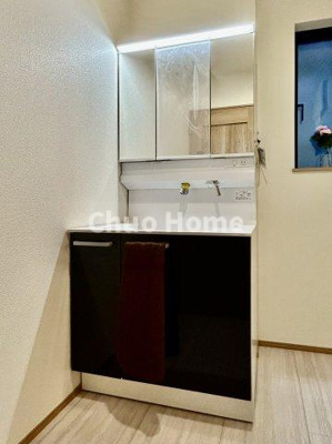 【独立洗面台】 | 江戸川区一之江6丁目新築分譲住宅 | 【洗面化粧台】洗面化粧台には三面鏡を採用。身だしなみを整えやすい事はもちろんですが、鏡の後ろに収納スペースを設ける事により、散らかりやすい洗面スペースをすっきりさせる事が出来るのも嬉しいですね