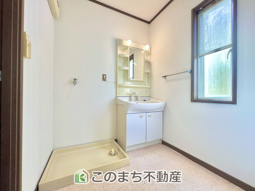 宇都宮市上戸祭町　中古戸建の洗面所|シャンプードレッサーで朝の身支度♪伸びるホースでお掃除も簡単清潔です！