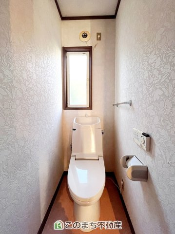 宇都宮市上戸祭町　中古戸建のトイレ|小窓から換気ができて清潔なトイレスペース☆