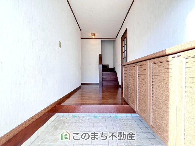 宇都宮市上戸祭町　中古戸建の玄関|広々とした玄関スペース♪たくさんの靴を収納できる下駄箱もございます。