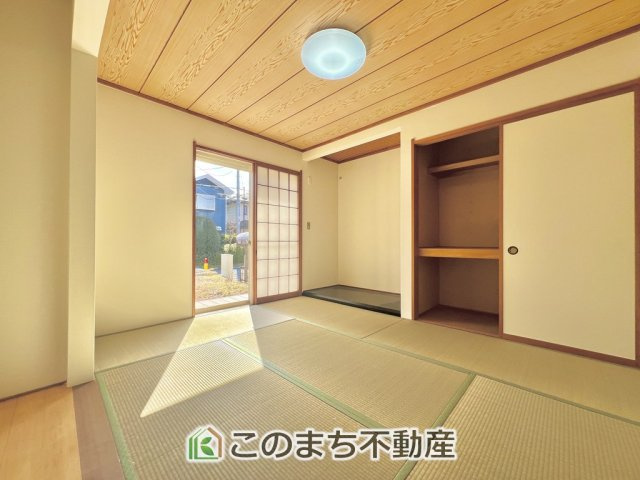 宇都宮市上戸祭町　中古戸建の和室|お子様のお昼寝にも便利な和室です。大きな窓から暖かな日差しが差し込みます♪