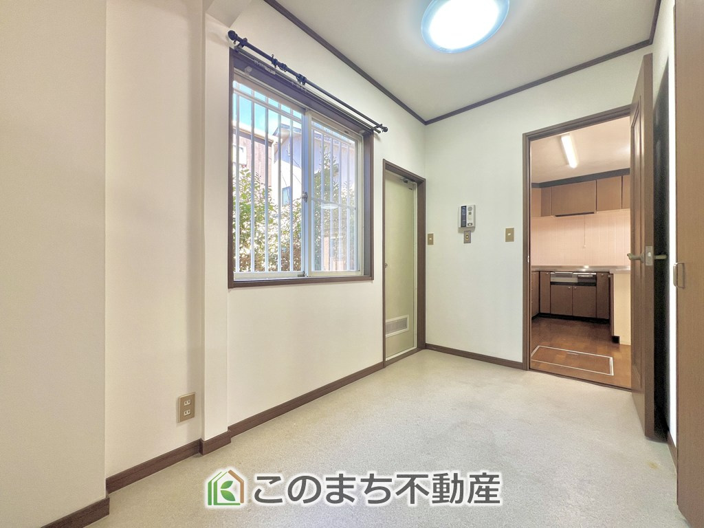 宇都宮市上戸祭町　中古戸建の収納|3.5帖の広いパントリーは、食品の保管にも◎です♪