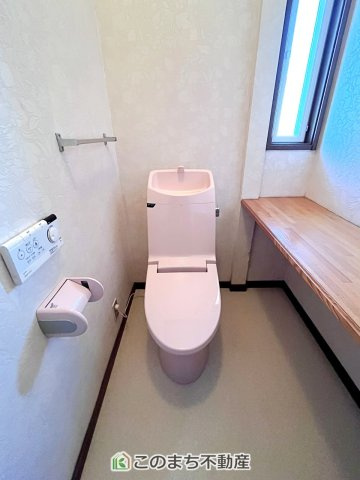 宇都宮市上戸祭町　中古戸建のトイレ|カウンターが付いています。