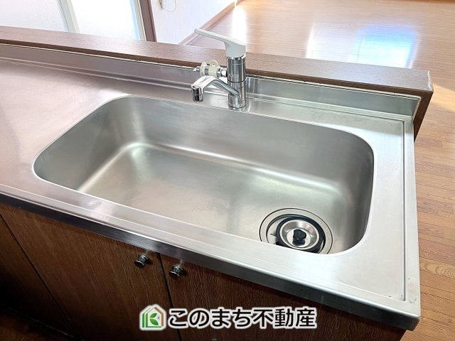 宇都宮市上戸祭町　中古戸建のキッチン|広いシンクはお手入れもしやすいです。