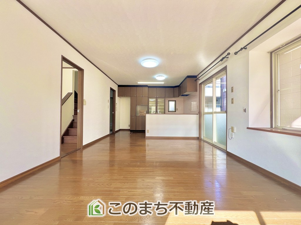 宇都宮市上戸祭町　中古戸建の居間・リビング|開放感のある広々としたリビング☆家族みんなでゆったりくつろげます♪
南側から暖かな日差しが差し込みます♪キッチンからリビングの様子がよく見渡せます☆
