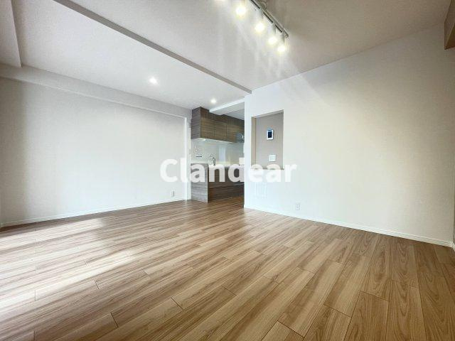 関屋ステーションハイツの居間・リビング|ドキドキの新生活も、安心してスタート。ぴったりの住まいを見つけませんか？クランディアが一緒に住まい選びをサポートします‼　まずは、お気軽にお問合せください　＃クランディア