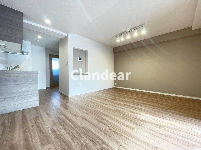 関屋ステーションハイツの居間・リビング|ドキドキの新生活も、安心してスタート。ぴったりの住まいを見つけませんか？クランディアが一緒に住まい選びをサポートします‼　まずは、お気軽にお問合せください　＃クランディア