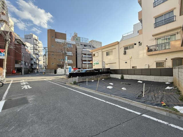 豊島区東池袋2丁目 限定1区画の前面道路含む現地写真|北東側約6.0ｍ公道に面する整形地です
広々した前面道路は開放感を与えてくれます