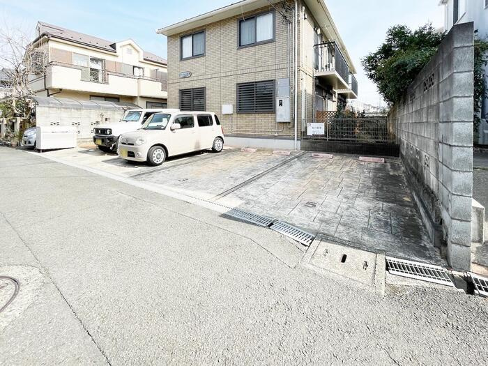 ローズコート美園の駐車場