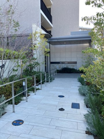 プライム横浜岸谷のエントランス