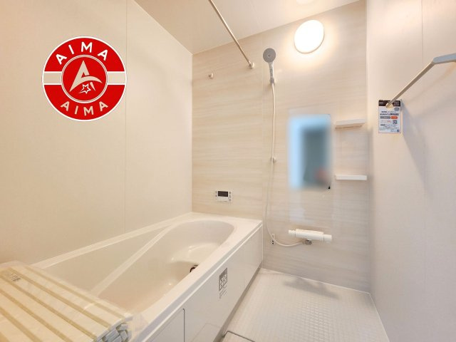 糟屋郡久山町大字久原第8-1棟（1号棟）の内観：施工例|1日の疲れを癒してくれる広々バスルーム。雨の日のお洗濯にも大活躍な浴室乾燥機付です！
