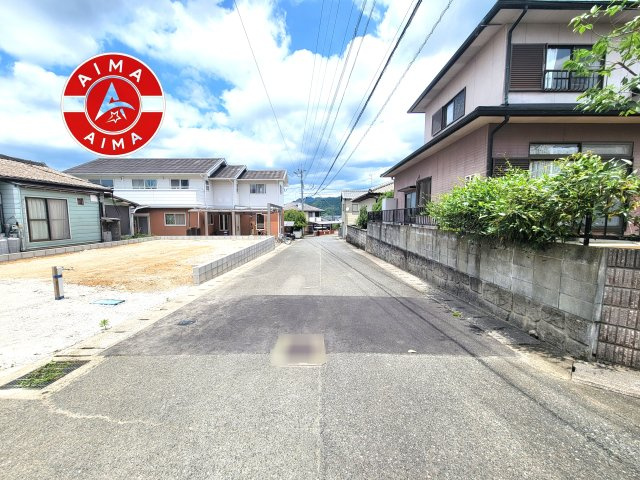 糟屋郡久山町大字久原第8-1棟（1号棟）の前面道路含む現地写真|前面道路は閑静な住宅地をはしる車通りの少ない道路。お車の出し入れが苦手なママや小さなお子様にも安心ですね。しっかり舗装もされているので、ベビーカーや自転車で通っても快適に通行できます。
