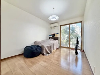 【寝室】 | 葛飾区お花茶屋2丁目中古住宅 | 【寝室】心と体をゆったりと安らげる主寝室。寝室のゆとりが大きい分だけ、暮らしの安らぎは深まります。一日の疲れを癒すだけでなく、ご夫婦の親密な語らいを紡ぎ出します