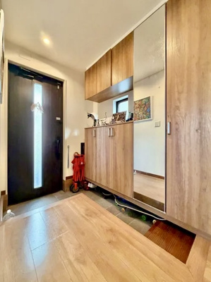 【玄関】 | 葛飾区お花茶屋2丁目中古住宅 | 【玄関】玄関には大型のシューズクローゼットを設置しておりますのでいつでもスッキリりとした空間を保てます。玄関周りを清潔に使うのはとても大事なことですよね。