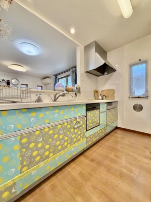 【キッチン】 | 葛飾区お花茶屋2丁目中古住宅 | 【システムキッチン】ワイドで収納豊富な使い勝手の良いカウンターキッチンには、食洗器や伸縮タイプのキッチン水栓、三ツ口コンロ・魚焼きグリルなどの便利な設備が標準完備されています。