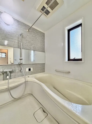 【浴室】 | 葛飾区お花茶屋2丁目中古住宅 | 【バスルーム】暖房換気乾燥機付きシステムバスルーム。暖房・冷風・換気・乾燥など、毎日を快適に過ごせるうれしい機能が揃っています。雨の日の洗濯物も安心です。