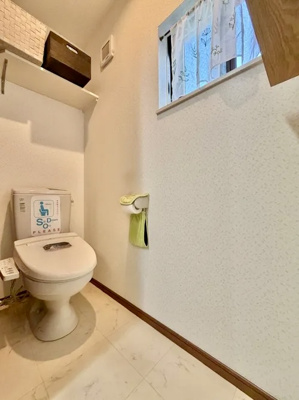 【トイレ】 | 葛飾区お花茶屋2丁目中古住宅 | 【トイレ】 収納スペースをしっかりと確保した温水洗浄便座機能付きトイレ。温水洗浄便座は清潔にお使いいただくための大切なアイテムです。