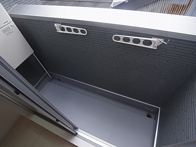 神戸市兵庫区東出町３丁目のアパートのバルコニー