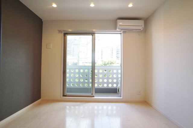 A.Grayish宝塚の寝室