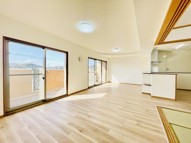 【居間・リビング】 | サントノーレ福岡東 | 南西向きのLDKは夕方まで明るさ◎
目の前に建物がなく、視線も気になりません