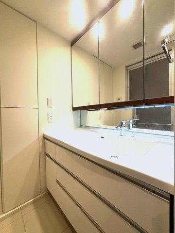 パークホームズ二子玉川ヒルトップの独立洗面台|収納の多い三面鏡付き洗面台です。
清潔感のある洗面台は身だしなみのチェックに最適です。
