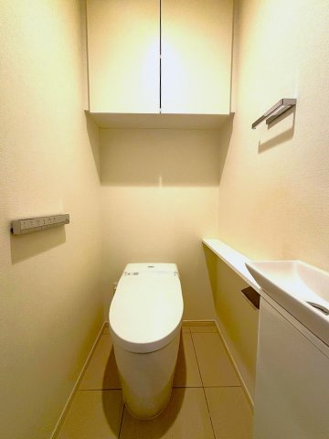 パークホームズ二子玉川ヒルトップのトイレ|タンクレストイレはエコの観点からも機能面からも優れたものとなっております。
トイレ内に手洗い場が設けられておりますので衛生面でも安心です。