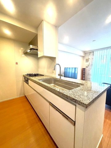 パークホームズ二子玉川ヒルトップのキッチン|お料理を作るのが楽しくなる広いキッチン。スペースも十分に取られています。