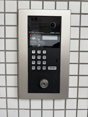 【エントランス】 | ワンステップビル | 防犯対策に有効なオートロック付きのエントランスです！一人暮らしの方も安心ですね♪