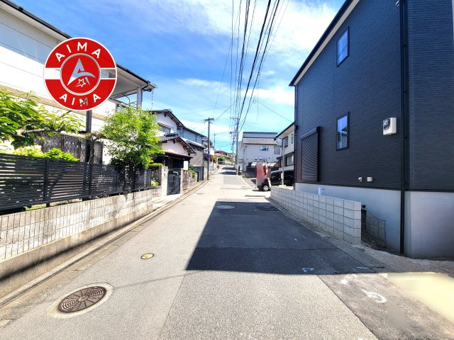 福岡市東区香住ケ丘4丁目第5-2棟（1号棟）の前面道路含む現地写真|前面道路は閑静な住宅地をはしる車通りの少ない道路。お車の出し入れが苦手なママや小さなお子様にも安心ですね。しっかり舗装もされているので、ベビーカーや自転車で通っても快適に通行できます。