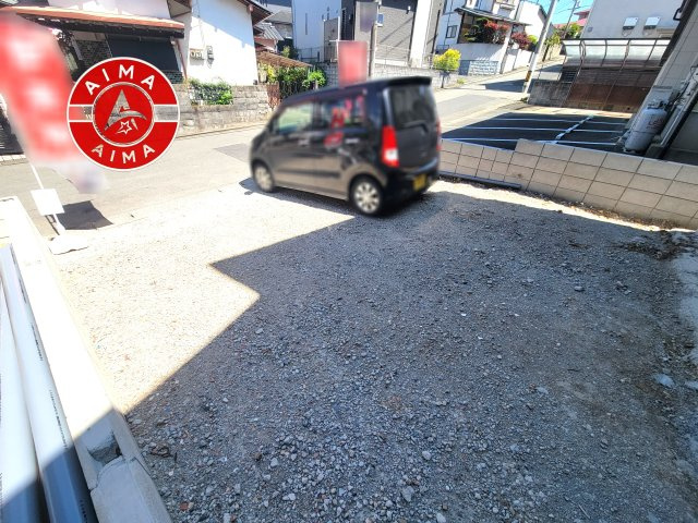福岡市東区香住ケ丘4丁目第5-2棟（1号棟）の駐車場|広々した駐車場になります。3台並列駐車となります。