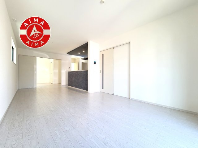 福岡市東区香住ケ丘4丁目第5-2棟（1号棟）の居間・リビング|ご家族を近くに感じられる対面キッチンのLDK。会話もはずみそうですね。