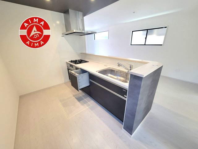 福岡市東区香住ケ丘4丁目第5-2棟（1号棟）のキッチン|ダイニングテーブルへの配膳がラクラク、お料理はかどるカウンター付きシステムキッチン！