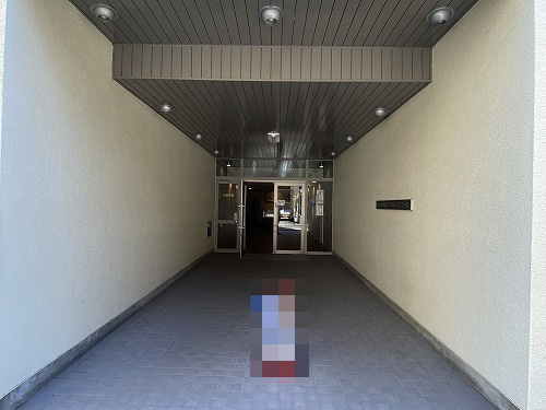 河原町スカイマンションのエントランス