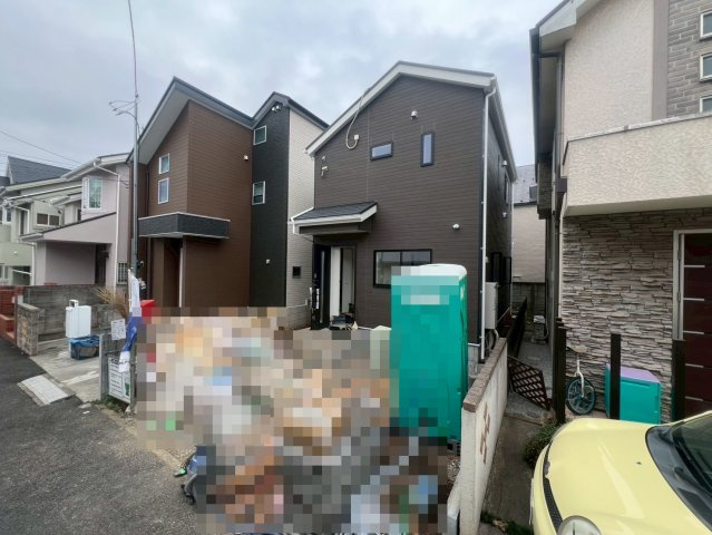 【外観】 | 西東京市谷戸町１丁目　新築戸建て | 【建築中】街並みに自然と溶け込みつつ、落ち着きを感じる佇まい