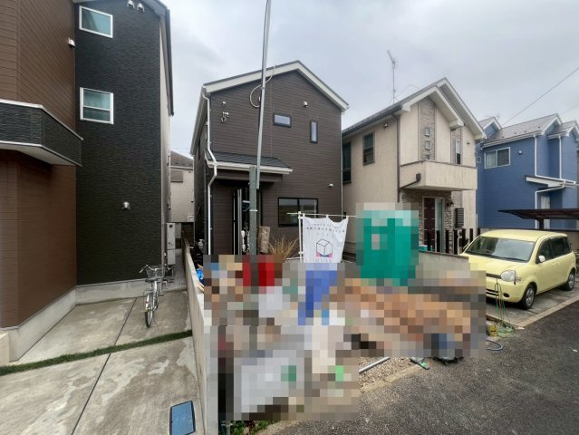 【外観】 | 西東京市谷戸町１丁目　新築戸建て | 【建築中】飽きのこない佇まいが、永く快適な暮らしを予感させます