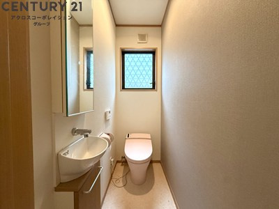 窓とトイレ内に手洗い用洗面台があります！