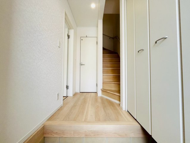 ❤❤八重瀬町新城　第３-4号棟（全４棟）の玄関|明るい玄関です