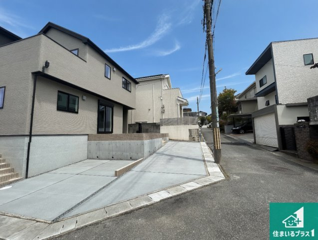 29日(土)30日(日)現地ご見学可能！　神戸市北区広陵町　限定1邸の前面道路含む現地写真|周辺は閑静な住宅街！前面道路広々で車の出し入れも便利です。駐車が苦手な方でも安心して車庫入れできます！