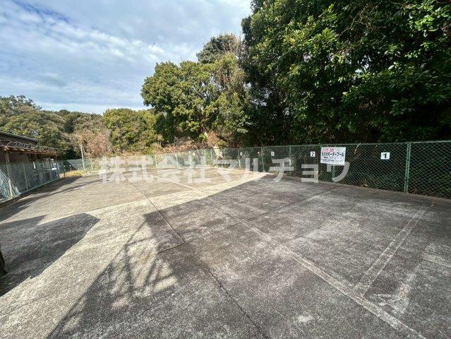 松の本ハイツの駐車場|車をお持ちの方に嬉しい駐車場付きの物件です