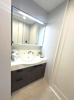 【独立洗面台】 | アービング吹田 | 大きく見やすい三面鏡付き洗面化粧台！鏡裏やボウル下にたっぷり収納があり、生活感の出やすいアイテムも収納可能。