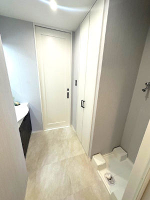 【脱衣所】 | アービング吹田 | 洗面室にはリネン庫が設けられおり、タオルやパジャマ、洗剤などがスッキリと収まります。