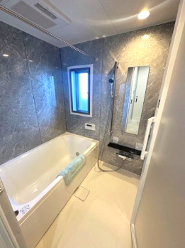 【浴室】 | アービング吹田 | 窓付きの明るいバスルーム！冬場の寒さ対策はもちろん、洗濯物を乾かす時にも役立つ浴室乾燥機付き。